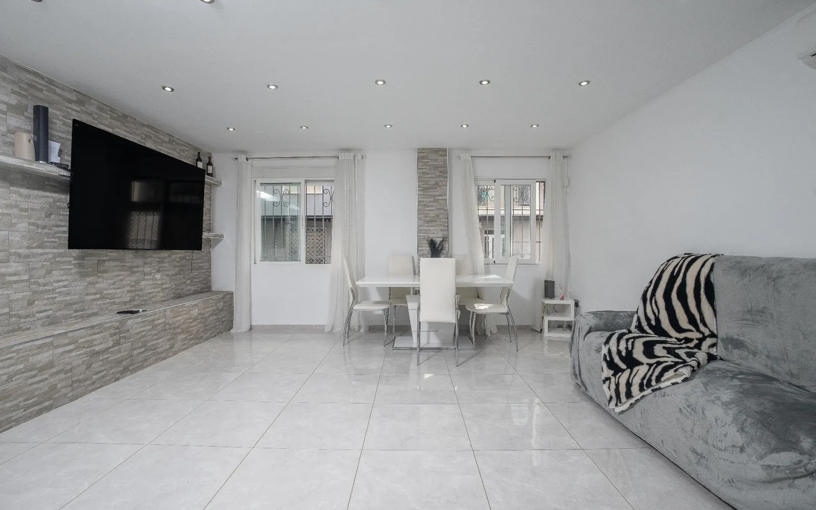 Apartamento de 2 dormitorios en Villajoyosa, Costa Blanca — foto 1 de 25
