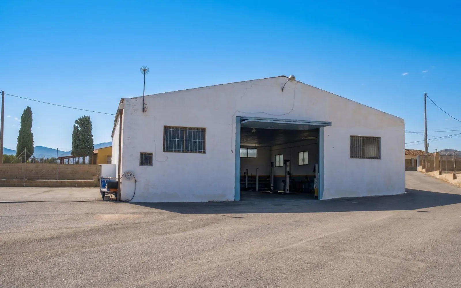 Local comercial en Elche, Costa Blanca — foto 1 de 20