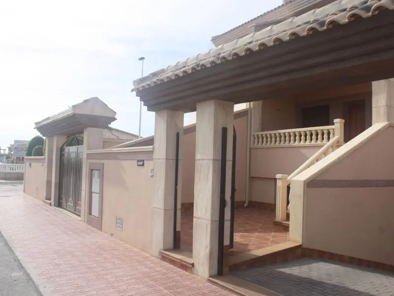 Geschakelde woning met 2 slaapkamers in Torrevieja, Costa Blanca — foto 1 van 30