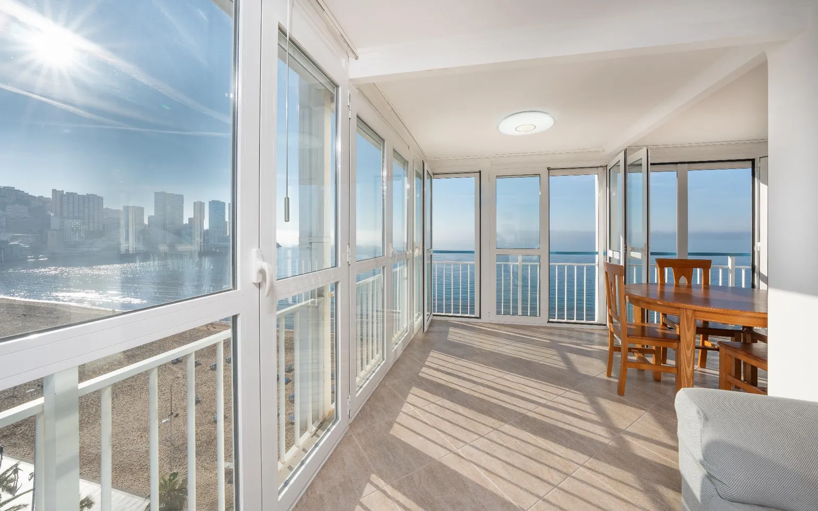 Apartamento de 2 dormitorios en Benidorm, Costa Blanca — foto 1 de 28
