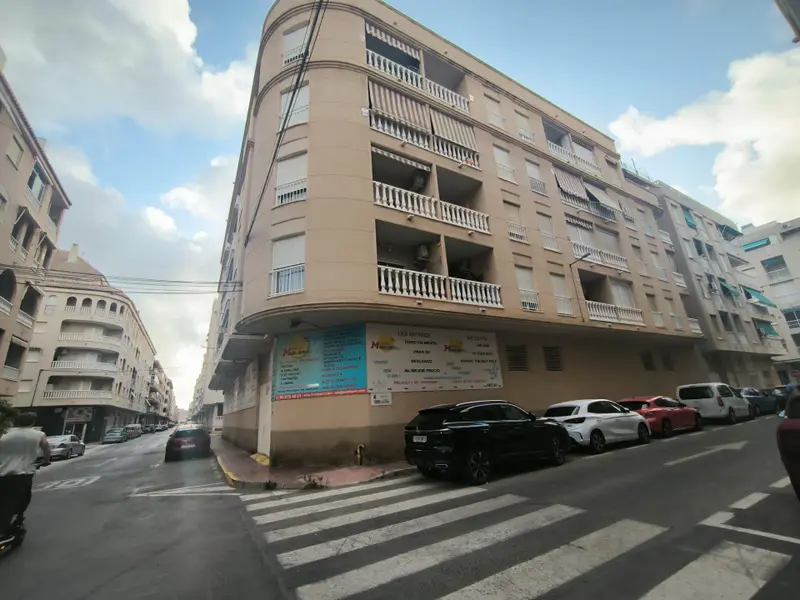 Apartamento de 2 dormitorios en Torrevieja, Costa Blanca — foto 1 de 23