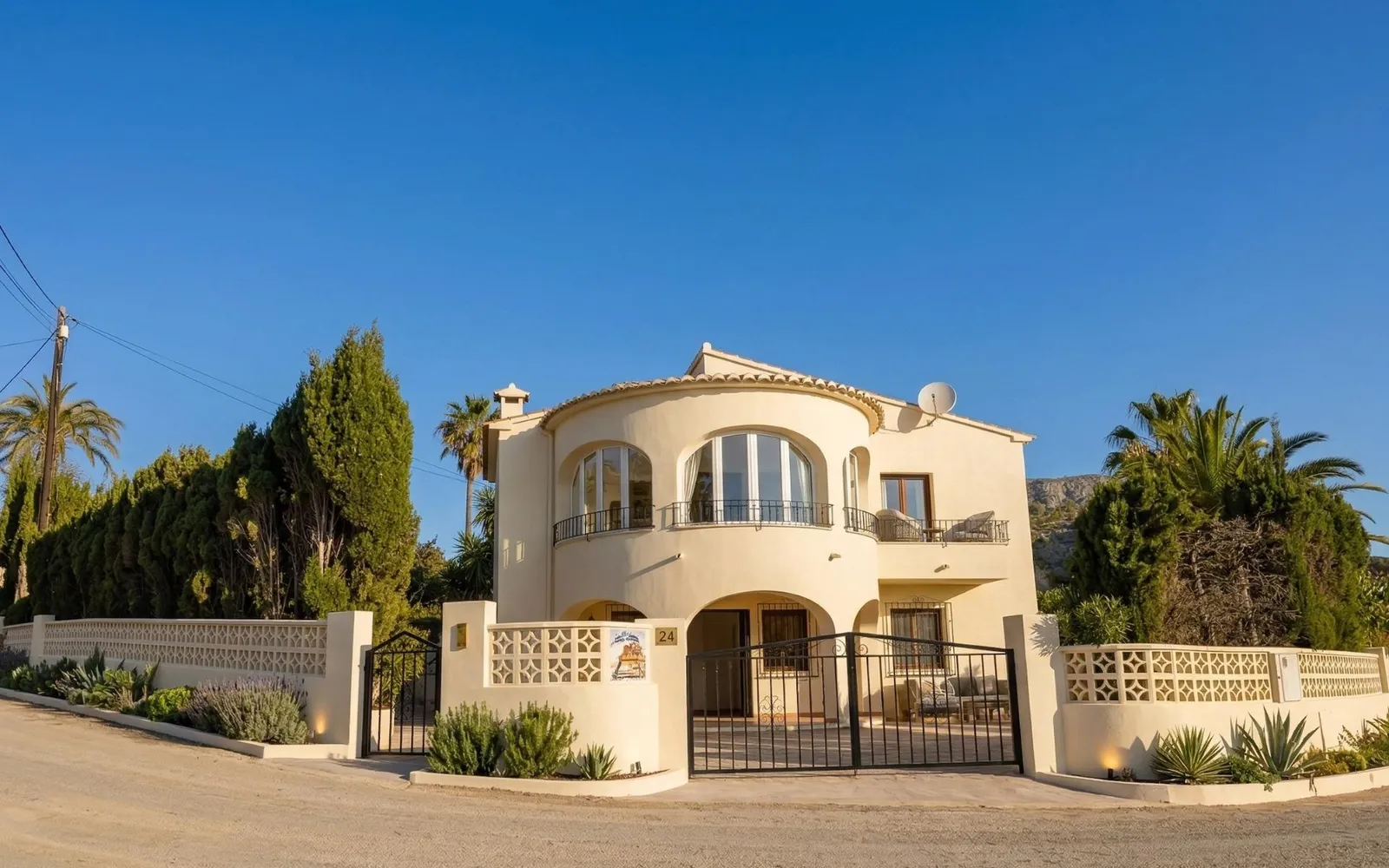 Villa de 4 dormitorios en Calpe, Costa Blanca — foto 1 de 24
