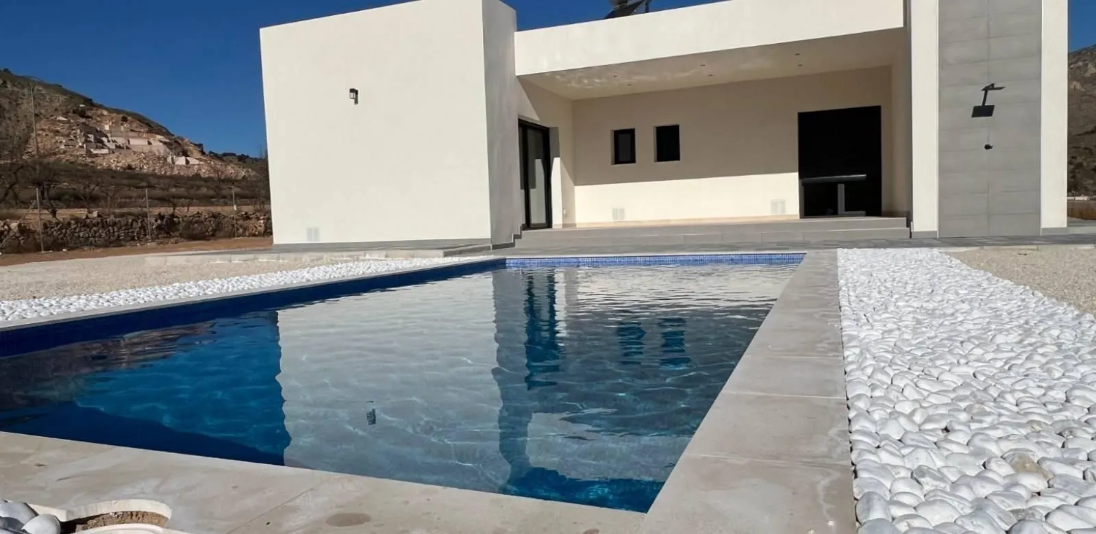 Villa de 3 dormitorios en Hondón de las Nieves, Costa Blanca — foto 1 de 29