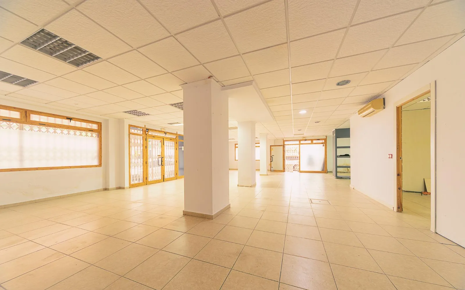 Local comercial en Dénia, Costa Blanca — foto 1 de 15