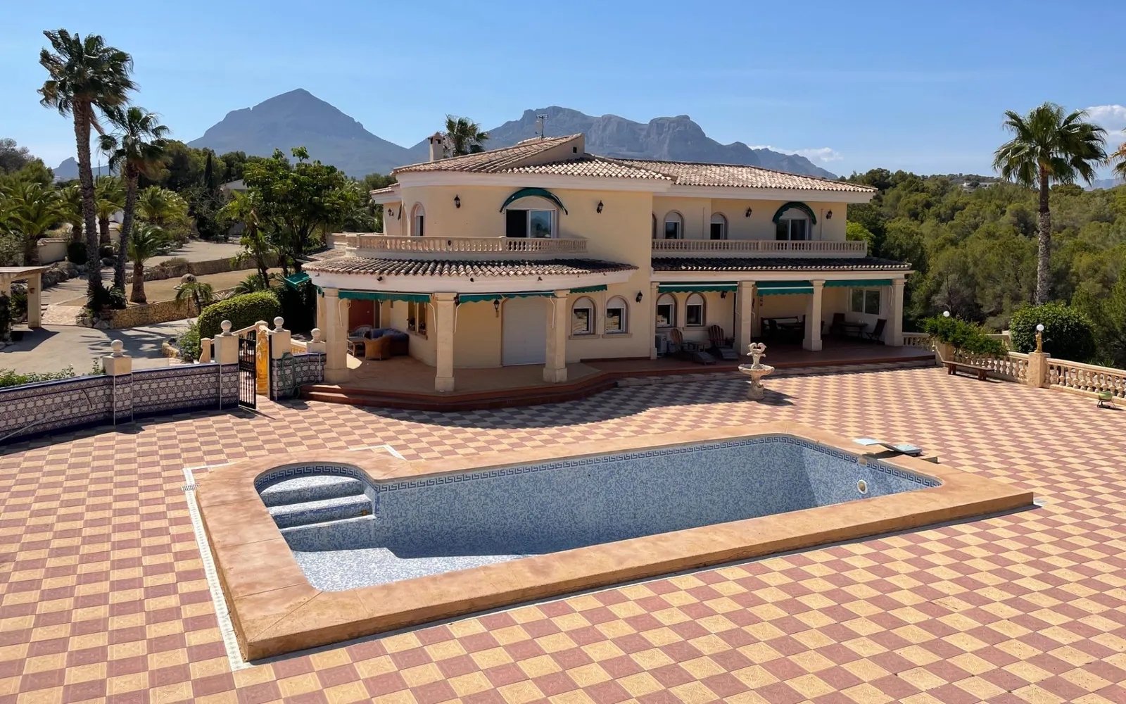 Villa de 7 dormitorios en Alfaz del Pi, Costa Blanca — foto 1 de 30