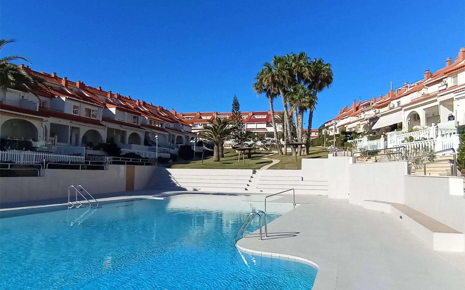 Villa de 5 dormitorios en Desconocido, Costa Blanca — foto 1 de 20