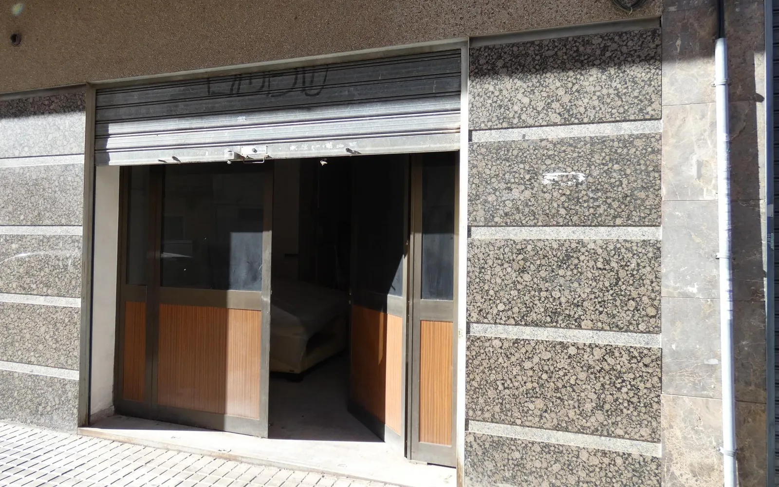 Local comercial en Elche, Costa Blanca — foto 1 de 11